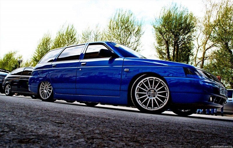 Даже универсал 2111 смотрится неплохо на крутых дисочках. Источник: yandex.ru