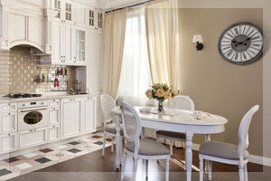 Два этих стиля - «выходцы» из Франции, от которых так и веет характерным для этой страны шармом, романтикой, утонченностью и воздушностью. Основной цветовой составляющей является пастель – спокойная и неброская, напоминающая воздушный зефир. Выпуском коллекций плитки во французской стилистике занимаются ведущие европейские производители облицовочных материалов. Основной акцент делается на цвете плитки и на ее размере с фактурой. Примечательно, что именно для прованса и винтажа характерна мелкоформатная плитка, прямоугольной или квадратной формы. На пике популярности кухонный фартук из плитки размером 3х3 или 4х4 см, плавно переходящий в кухонную столешницу. Приветствуется использование в стиле прованс плитки с цветочным, фруктовым или овощным орнаментом. На полу будет прекрасно смотреться плитка, имитирующая натуральную, необработанную или состаренную доску. Для создания стиля витнаж в интерьере отлично подойдет коллекция Shabby Chic фабрики Tubadzin, Тинторетто, Боско от российского производителя Керамин, а также Old Stone фабрики Grasaro.