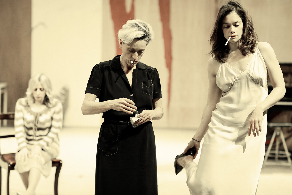  Рут Уилсон в роли Гедды Габлер, обладательница премии Лоуренса Оливье – лучшая женская роль