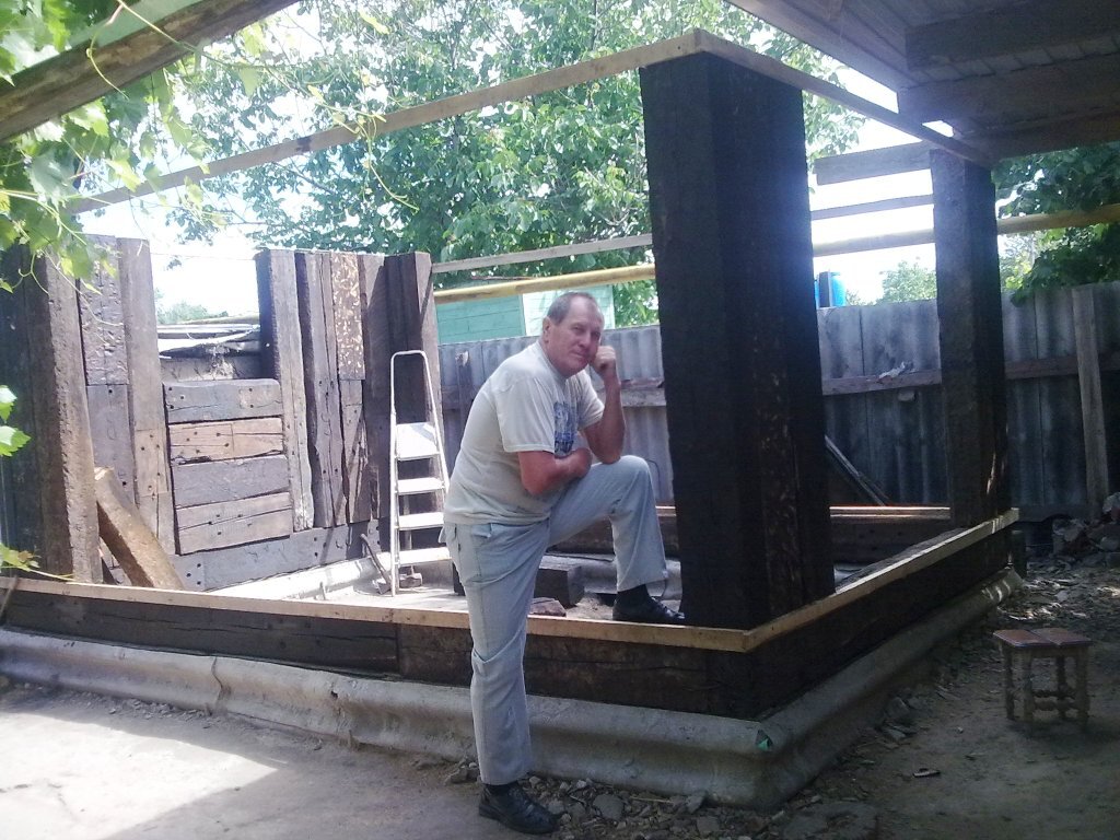 Шпалы  начали устанавливать с углов.