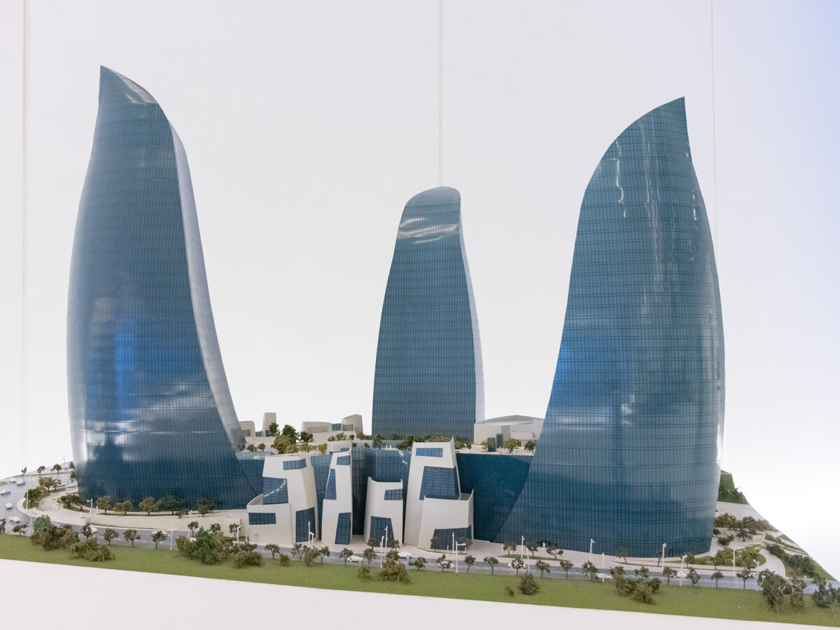 Здание в Баку в виде подписи фото