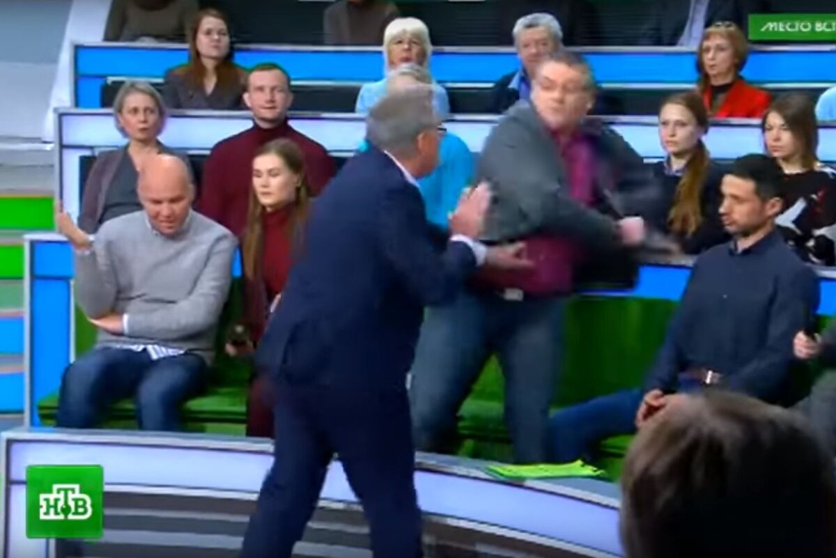 Ведущий телешоу "Место встречи" Норкин дерется в прямом эфире с украинским экспертом