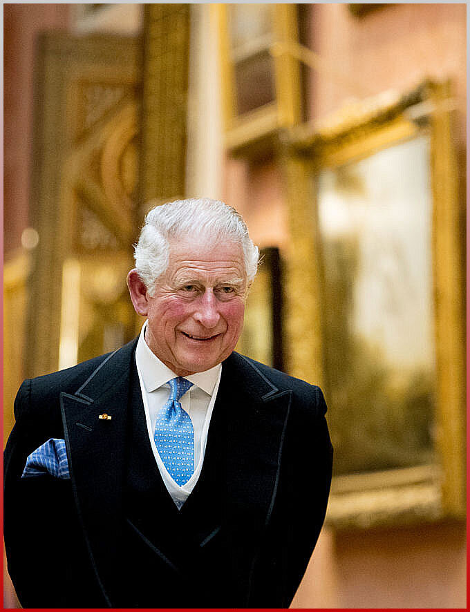 Принц Чарльз (также известный как Принц Уэльский) - старший ребенок королевы Елизаветы II и принца Филиппа, герцога Эдинбургского, и следующий в очереди на трон. 
