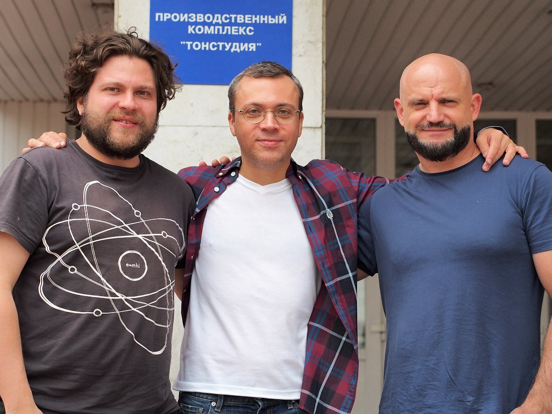 Трио перед входом в студию, где делалась запись альбома: Пётр Ившин, Дмитрий Илугдин, Виктор Шестак