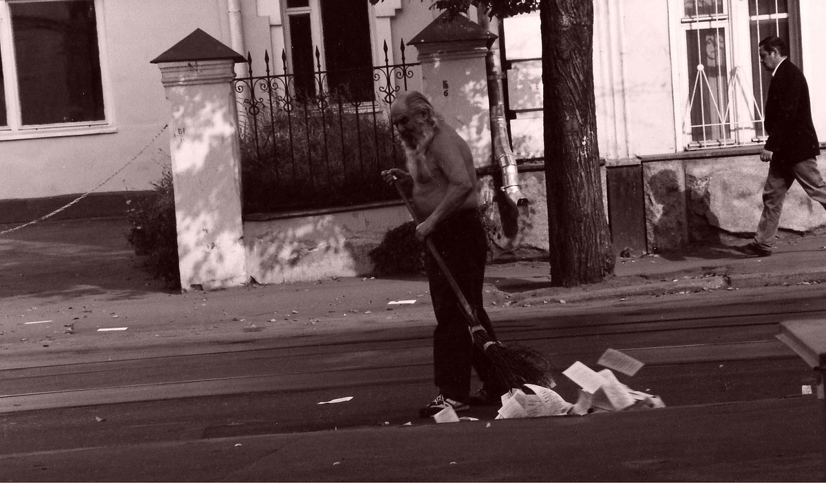 Сергей Крохоткин подметает Новокузнецкую улицу, 1996 год