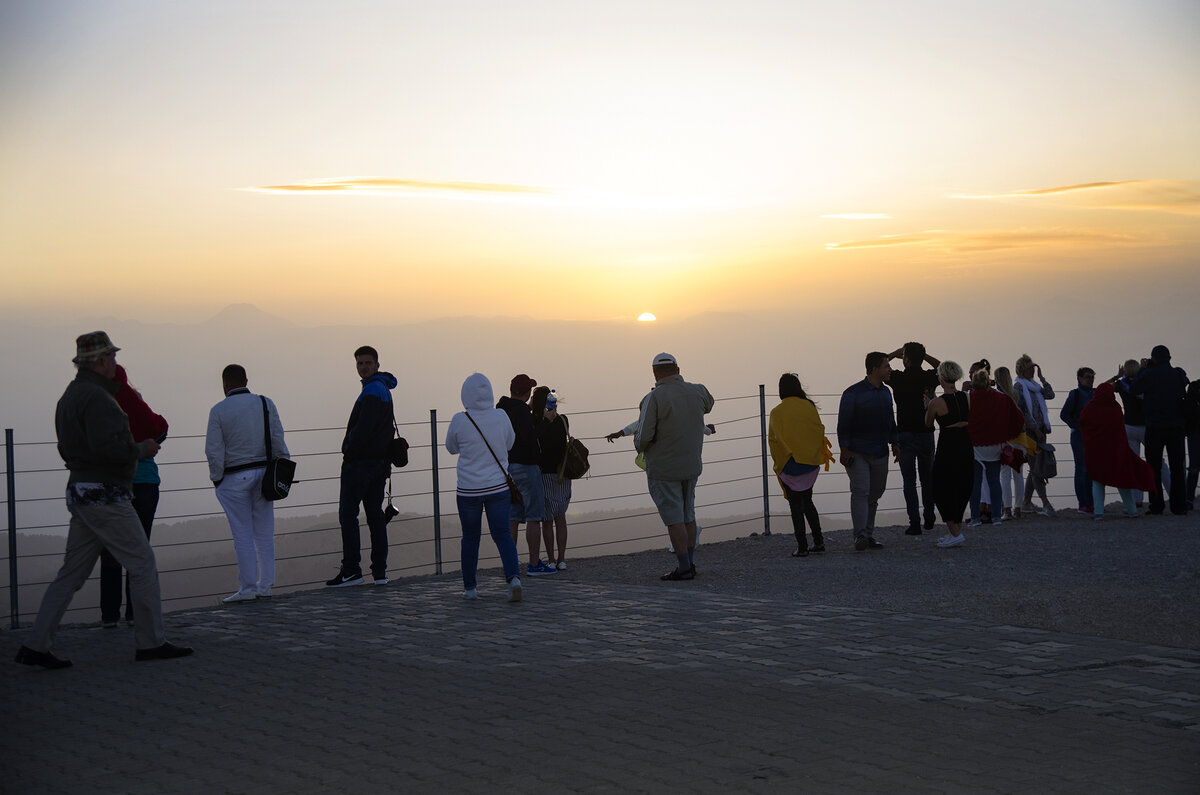 Встречаем закат на вершине Тахталы.