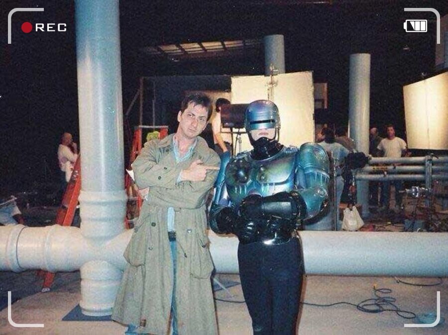 Нижняя часть киборга одета в "треники". Боксерские трусы использовались в уличных съемках.