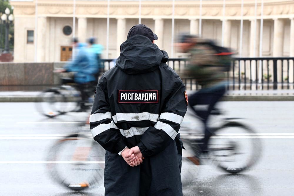  Сотрудники подразделений лицензионно-разрешительной системы Росгвардии теперь будут получать оценки своей работы от, так сказать, своих клиентов - владельцев гражданского огнестрельного, спортивного, травматического и пневматического оружия. Происходить это будет в момент получения разрешения на ствол, перерегистрации или постановки на учет.В принципе, все, что делает Росгвардия, является госуслугами. И граждане вправе их оценивать. Фото: Валерий Шарифулин/ТАСС