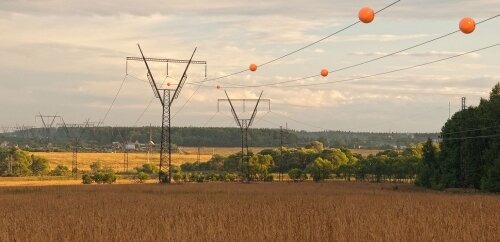 Шары на проводах.