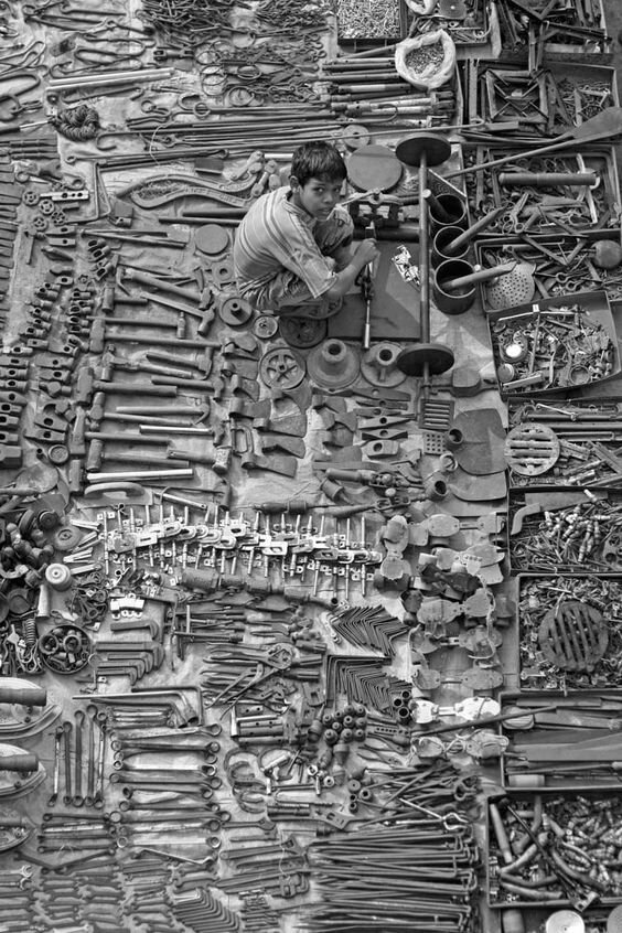 Мальчик-продавец инструментов в Индии