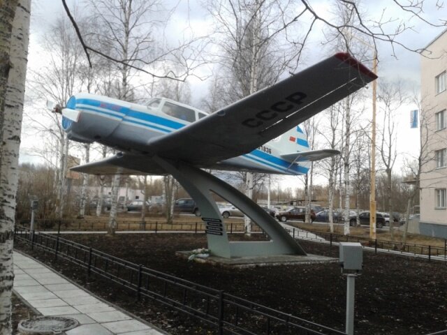 Як-18 на территории аэропорта. Учебная парта многих пилотов.