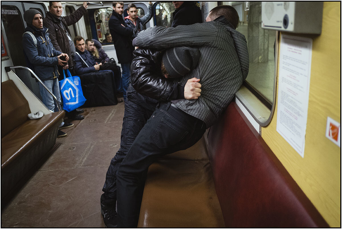 Нападение на поезд. Драка в вагоне Московского метро. Прижался в метро.