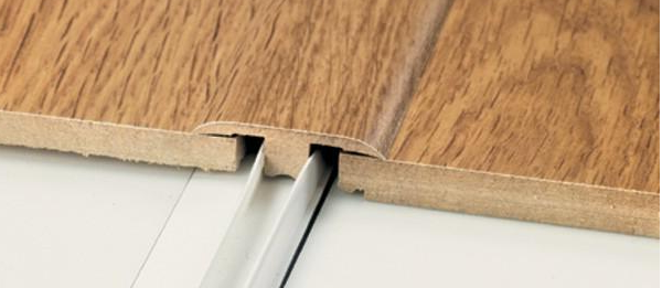 Соединение ламината порожком в цвет.