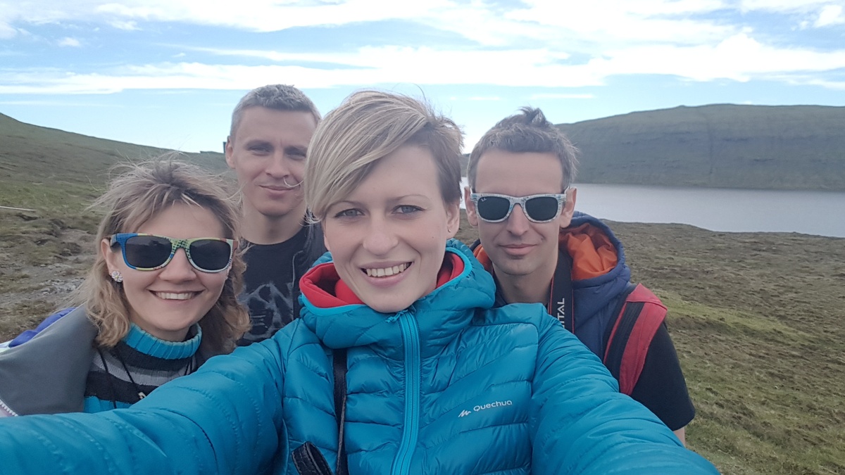 В наши поездки мы часто приглашаем разных людей. Обычно на наших страницах Фейсбук и инстаграм. Это мы на Фарерских островах.