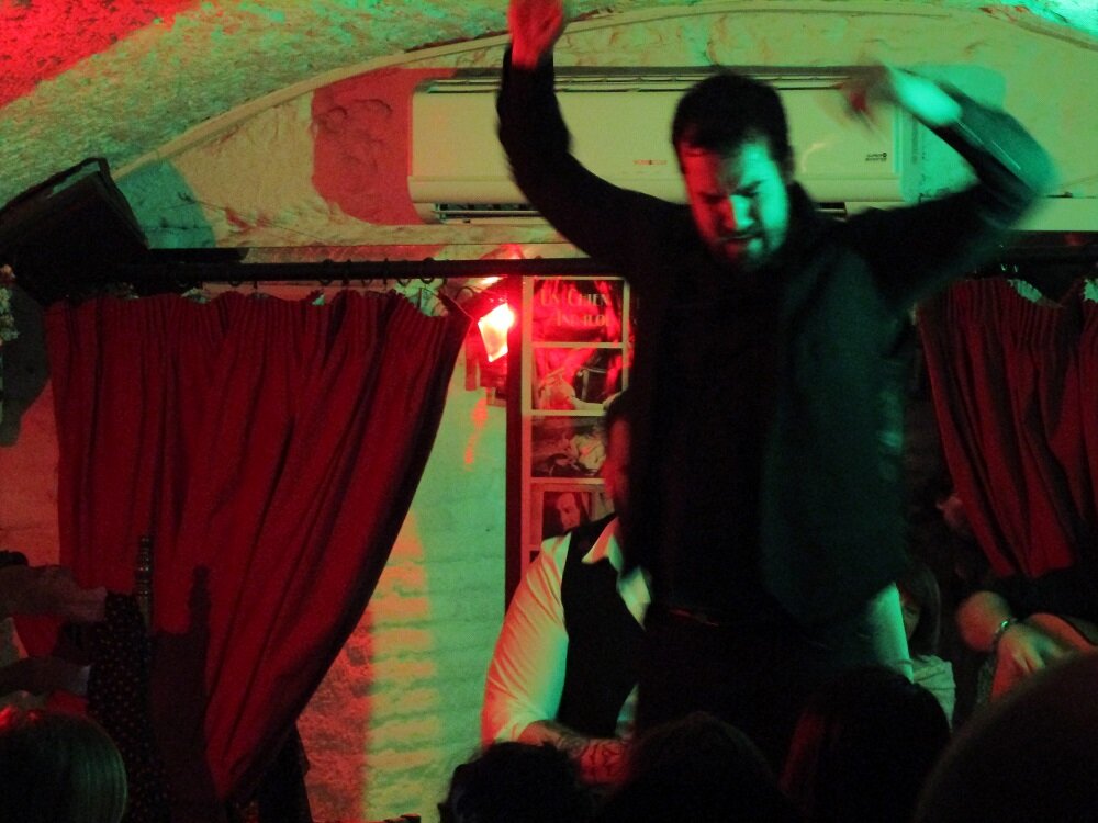 Во фламенко отчетливо прослеживаются в том числе цыганские мотивы, включая хорошо известную всем "цыганочку с выходом". 