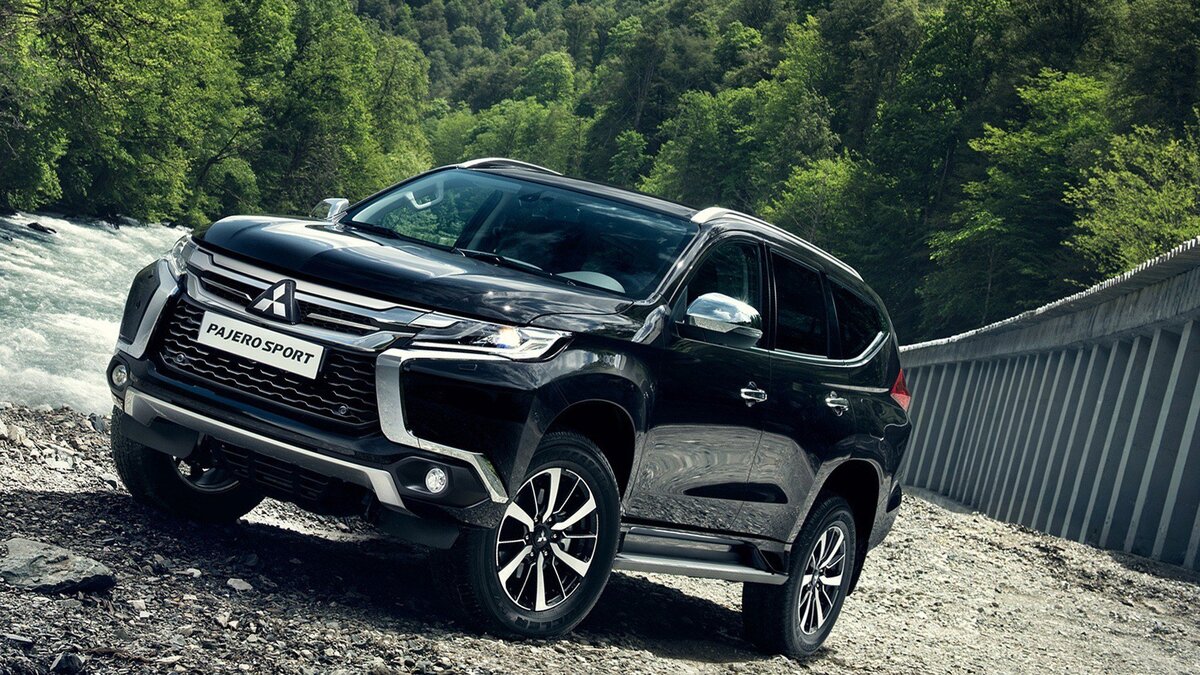 2- место занимает  Mitsubishi Pajero Sport – новинка от именитого автомобильного гиганта. И новинка, стоит сказать, весьма удачная. Mitsubishi Pajero Sport высоко оценили профессиональные эксперты и автолюбители, которые высоко любят комфорт во время поездки, не зависимо от дорожных условий.