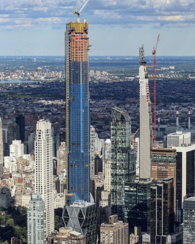 Новый  лидер среди жилых небоскребов Central Park Tower (472 м). По соседству –  строящийся супертонкий 435-метровый небоскреб 111 West 57th Street. Фото by Michael Young