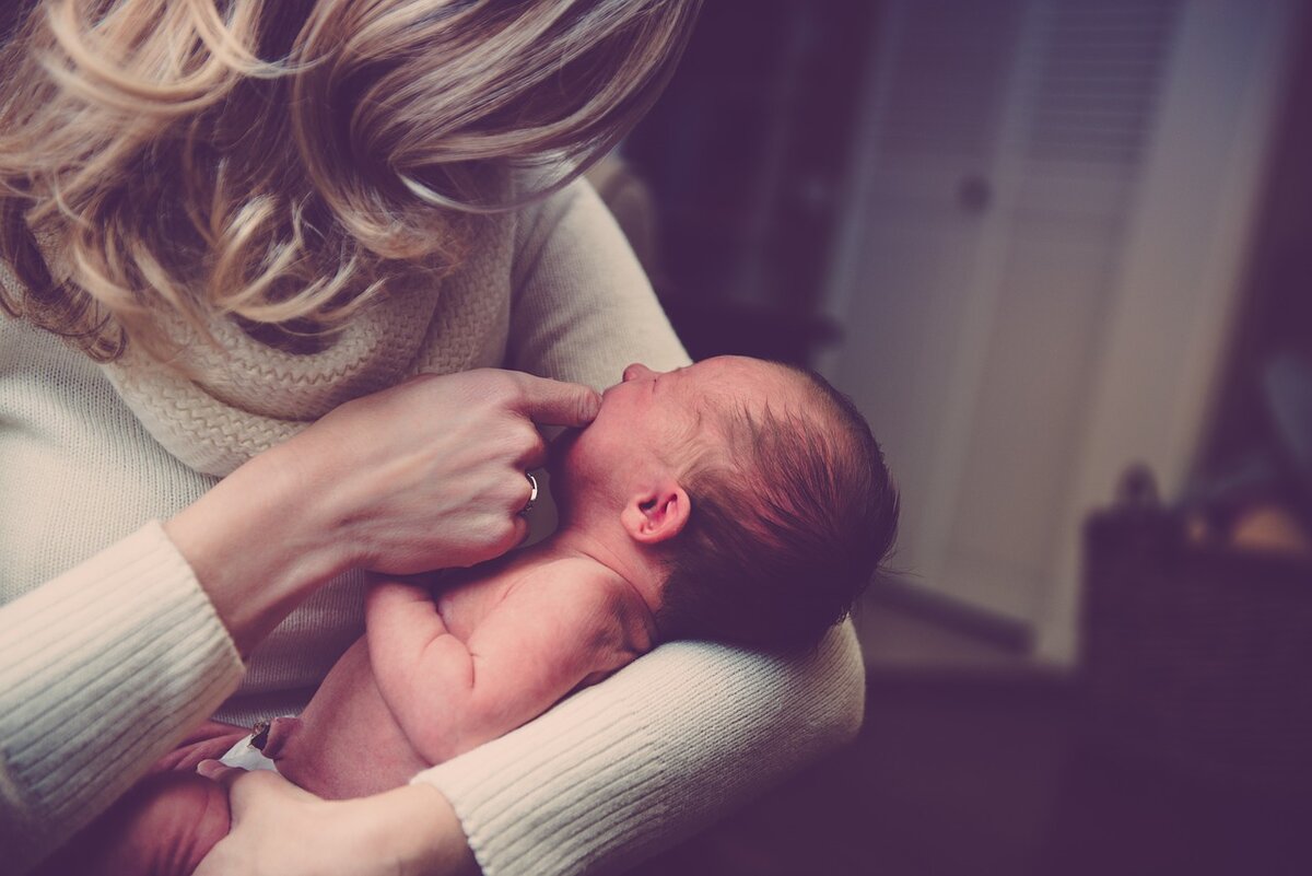 https://cdn.pixabay.com/photo/2015/06/25/17/56/baby-821625_1280.jpg