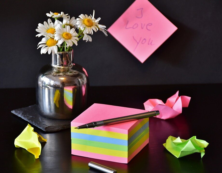https://cdn.pixabay.com/photo/2018/05/16/19/48/paper-3406867_960_720.jpg