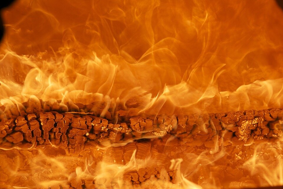 https://cdn.pixabay.com/photo/2013/08/10/11/04/fire-171229_960_720.jpg
