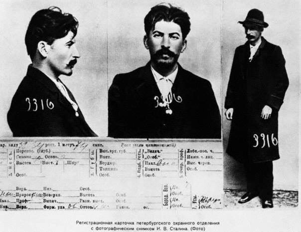Бандит, убийца и грабитель Сосо Джугашвили.
(Из полицейской карточки уголовной полиции).

После кровавого ограбления кареты казначейства при перевозке денег из почты в Тифлисское отделение Государственного банка в 1907 г., к организации которого имел непосредственное отношение Джугашвили, Владимир Ульянов (Ленин) сказал: «Это именно тот человек, который мне нужен». Тридцать лет Россией управлял уголовник, и до сих пор она в нем души не чает.