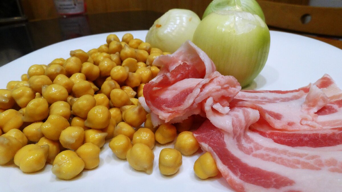 Суп можно сварить, используя нут или чечевицу, а можно соединить две эти культуры в одном блюде