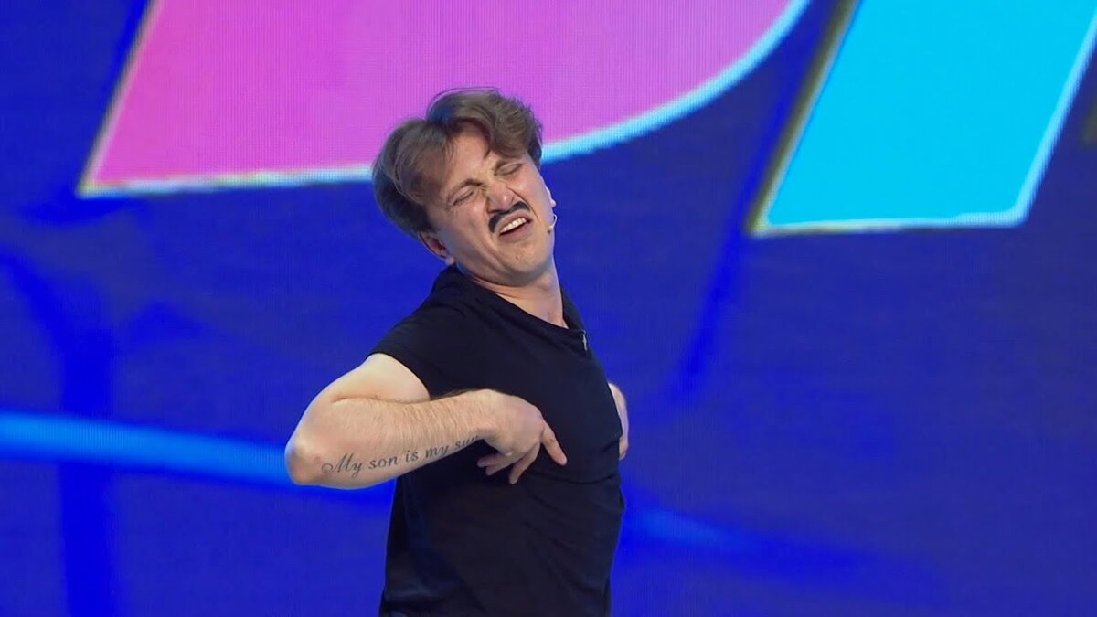 Денис Дорохов, команда КВН "Камызяки", кадр из игры КВН "Встреча выпускников" 2019 