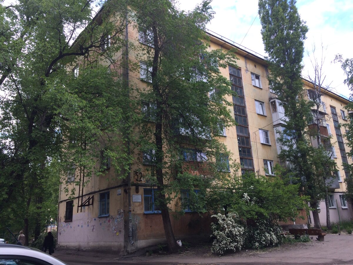 3 синих окна на первом этаже - это наша квартира. На крыше я смонтировал знаменитые квадраты, а по пожарной лестнице спускались в квартиру кабели питания антненн. А радироубка находилась за стеной в том месте, где пожарная лестница крепилась к стене. Каких - то несчастных 2,5 метра квадратных. Смотри следующий кадр.