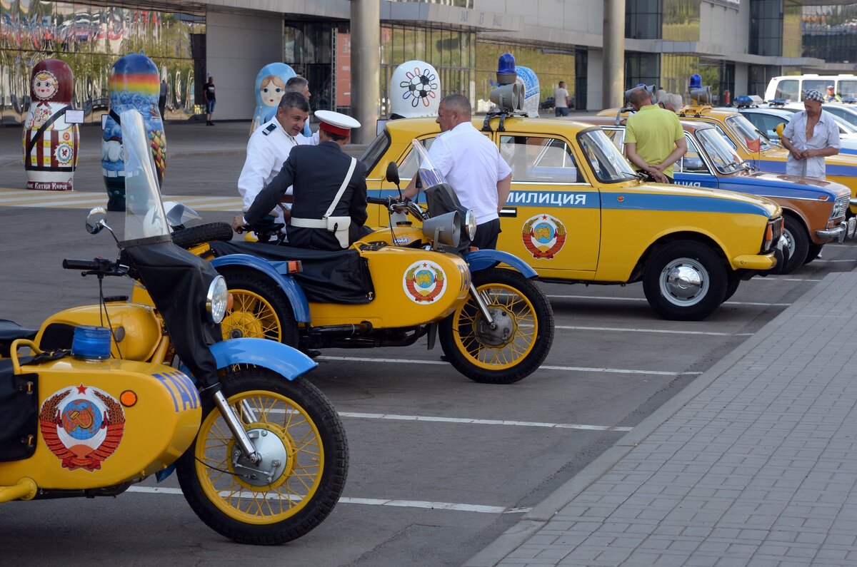И вот для окраски милицейских машин с 1969 года начали использовать основной лимонно-желтый цвет и дополнительный - синий.

При этом синюю полосу наносили на боковины кузова с учетом конфигурации машин: она могла затрагивать или не затрагивать крышку багажника и заднюю дверь.Наименование службы (к примеру, "Милиция") наносилось основным цветом (желтым, иногда - белым) с каждой стороны на боковую полосу. Кроме того, для автомобилей ГАИ на крышку багажника наносился синий круг с соответствующей надписью на нем. Кроме того, герб СССР располагался на передних дверях автомобилей ниже синей полосы или наполовину на полосе. У мотоциклов милиции также основным цветом был желтый, а в синий выкрашивали крылья и полосы на коляске.

Интересно, что с наступлением перестройки наработки Московского технологического университета были по сути выброшены на помойку. От узнаваемой на 100% цветографической схема советской милиции отказались под предлогом реформирования системы. Хотя, конечно, приводились и другие причины - от более дешевой белой краски и тренда окрашивать патрульные машины опять-таки в базовый белый цвет (как США).

Как бы то ни было, с 1988 года и по настоящее время официальными цветами автомобилей полиции и ГАИ являются основной белый, бежевый или серебристый и дополнительный голубой. Надписи зависят от принадлежности машины: "Полиция", "Госавтоинспекция" или "ДПС".

С 2004 года использование цветографических схем и специальной раскраски на автомобилях регламентирует ГОСТ Р 50574-2002. И, кстати, покрасить свой автомобиль под машины "силовиков" и другой спецтранспорт будет нарушением закона. Такое самоуправство карается штрафом в размере 5000 рублей для граждан, 20 000 рублей для должностных лиц и 500 000 рублей для юридических лиц.
