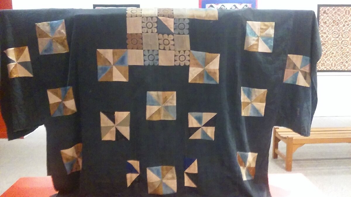 Китайский халат "Жены дракона" (вид сзади) Материалы: хлопок, шелк. Техники: лоскутное шитье, аппликация. Фото автора статьи The ЖурнальчиК 