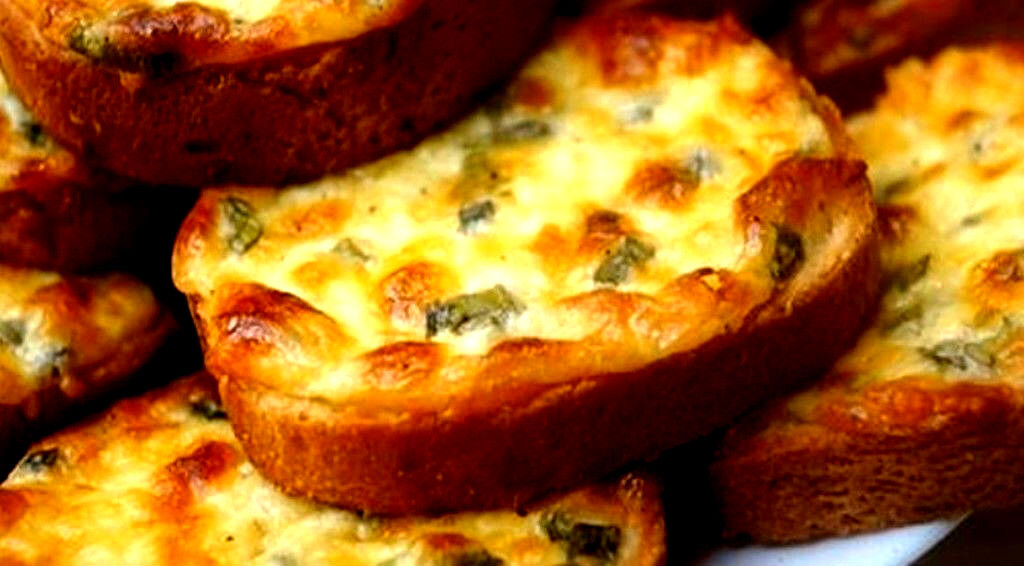Гренки-пятиминутки с сыром и зеленым луком в духовке. Вкусно и быстро