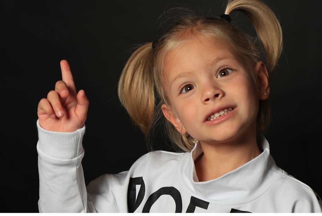 ваша дочка очаровашка. у алисы юнусовой косые глаза. дочь тимати алиса. дочка тимати алиса. алиса юнусова.