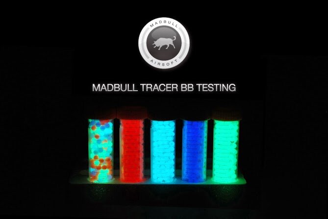 
Трассерные шары сделаны из особого материала - прозрачного пластика с наполнением светонакопительным порошком. 
Если такие шары осветить, скажем, фонариком, то они еще некоторое время будут светиться. Таким образом, если "заряженный" светом шарик вылетает из ствола, его полет видно. Очень феерично смотрятся очереди в ночное безлунное небо - эдакий световой фонтан, разлетающийся в вышине на отдельные шарики.
