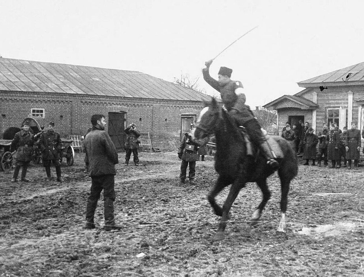 Рубит шашкой пленных советских Партизан