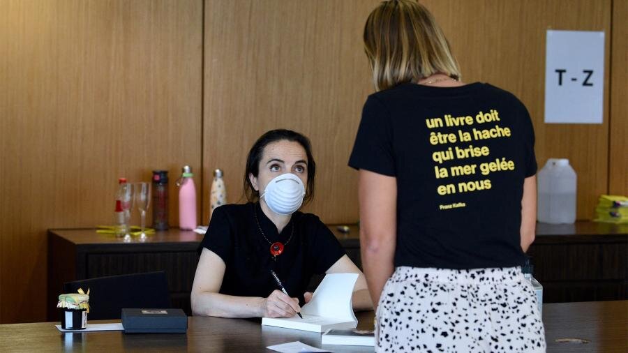 Амели Нотомб во время подписания своей книги «Аэростаты» в рамках выставки «Идеальные библиотеки – 2020» в Страсбурге, Франция, 4 сентября 2020 года                  Фото: REUTERS/Nicolas Roses/ABACAPRESS.COM
