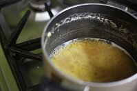 Прежде всего следует замочить колотый горох. Для этого необходимо залить промытый горох холодной водой и оставить при комнатной температуре на один час. Затем следует промыть горох, высыпать в глубокую кастрюлю и залить чистой холодной водой. Варить горох колотый на медленном огне до мягкости.