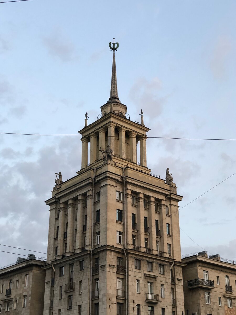 Здание у Парка Победы