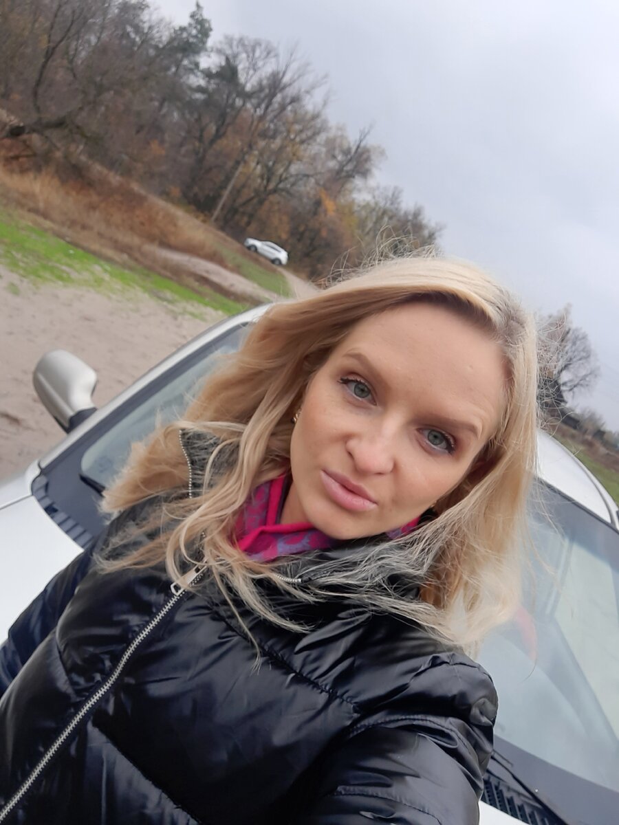 Фото автора сейчас. Структура волос лёгкая и воздушная, что визуально создаёт объём, но это только визуально...