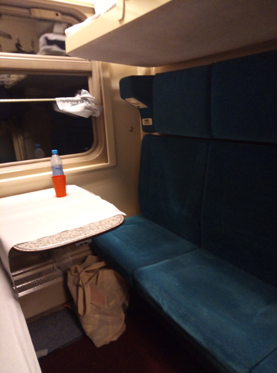 Почему при равномерном движении поезда шарик покоится относительно гладкого стола в купе поезда