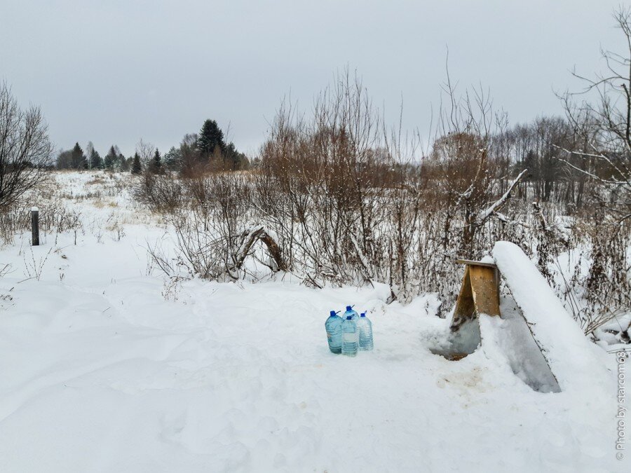 Вот и я сгонял на водопой с канистрами. Под снегом прячется полуразвалившийся мостик на тот берег. Давно я по нему не ездил за рыжиками