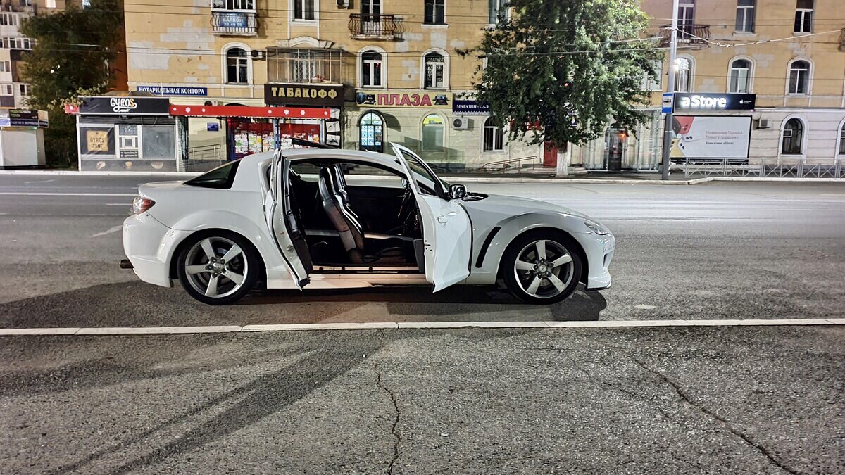 Оригинальные распашные задние двери,отличительная черта автомобиля Mazda rx-8 .