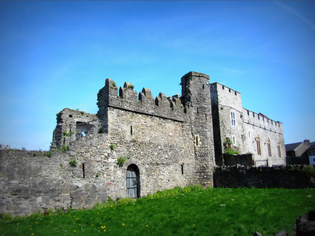 Локла. Сордс Ирландия. Замок Сордс. Замок Рокфлит. 15 Век Dublin Castle.