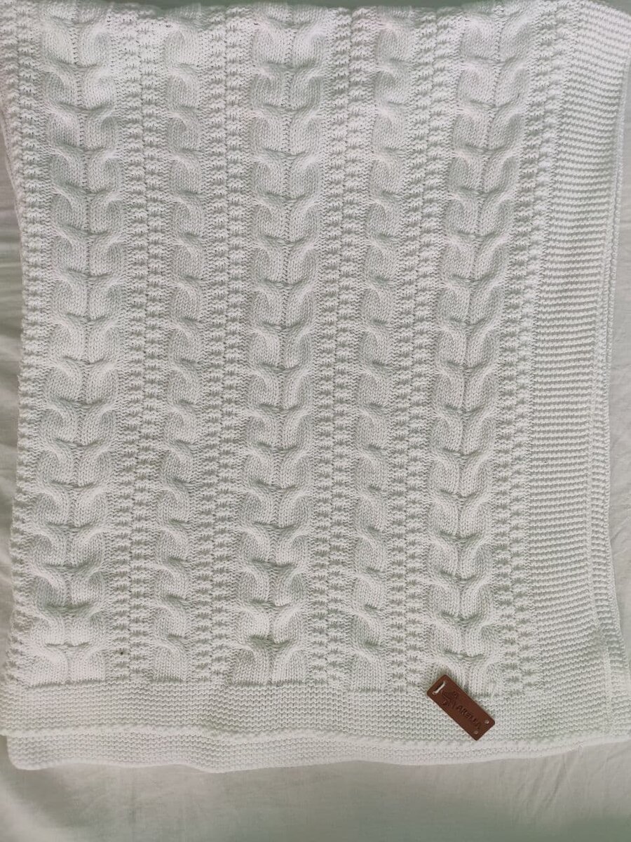 Вязанное одеяло. Часто использовали на улице в период конец весны-начало лета