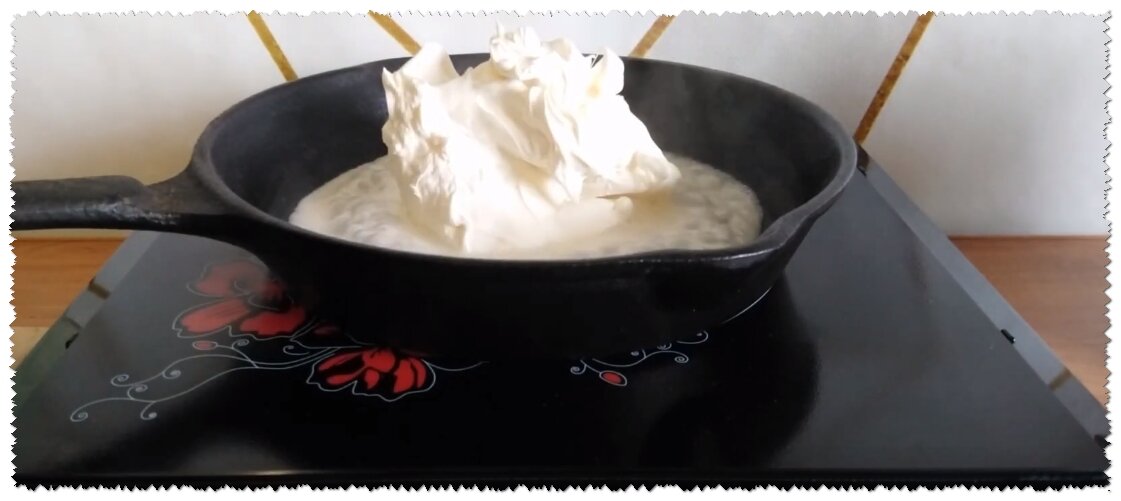 сметана в сковороде