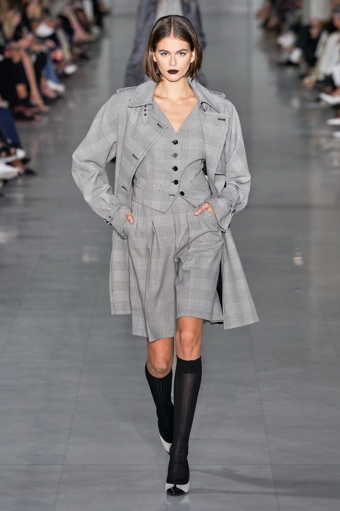 Фото-материалы взяты с источника https://joy-pup.com/fashion/40-feshn-idej-s-chem-nosit-zhilet-v-2020-2021-godu/