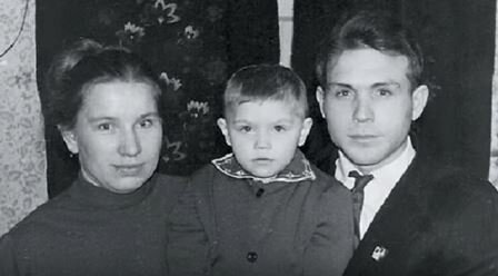 Роза Сябитова (здесь она больше похожа на мальчика) с родителями