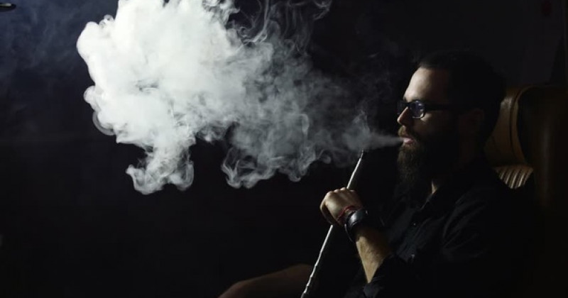 Густой кальянный дым