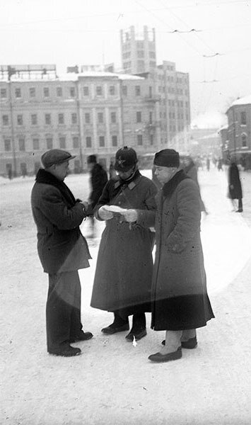 Фото Николая Кубеева, сделанное на Арбатской площади в Москве зимой 1933-34 гг. Из коллекции Андрея Мятиева.