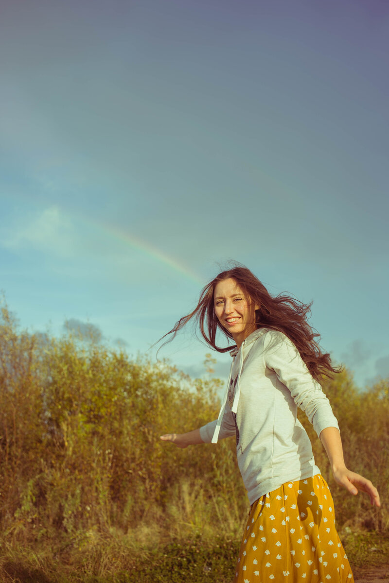 На фото художник слова Антонина Яхина (@antoninayakhina в Instagram). Автор фото фотограф Ольга Дудукалова (@dudukalovaolga в Instagram)