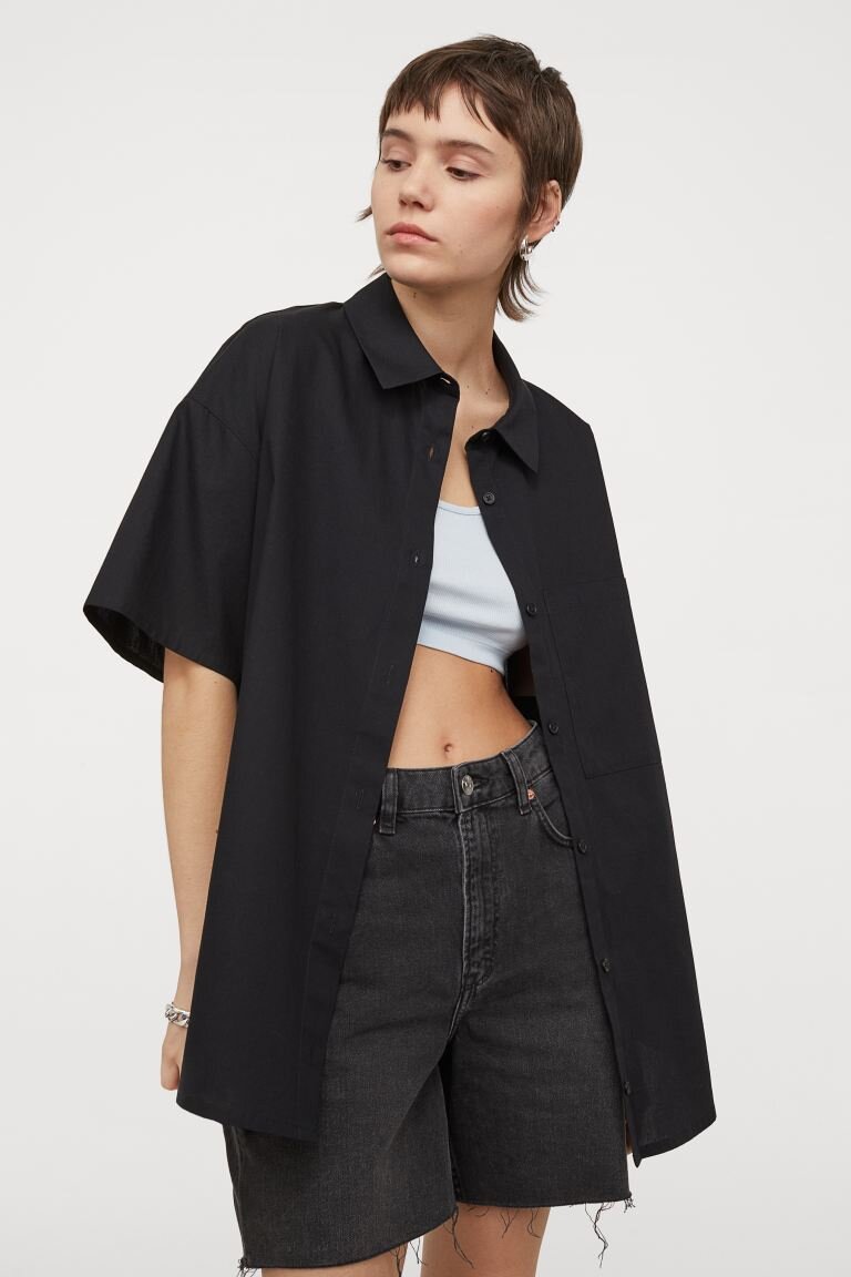 Стоит она 999 рублей, на сайте есть еще белая и голубая расцветка. https://www2.hm.com/ru_ru/productpage.0968537001.html